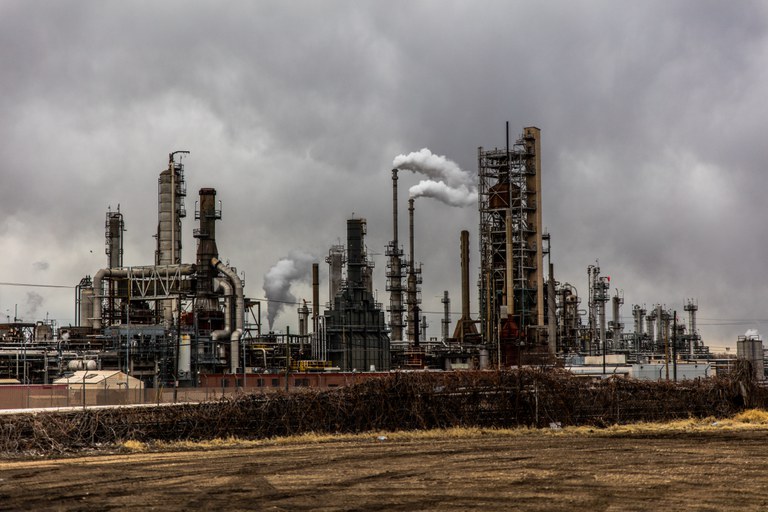 Refinery (Photo: Patrick Hendry / Unsplash)